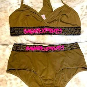 🔥🔥SAVAGE X FENTY 2-PC MATCHING SET🔥🔥SZ L BRA, SZ M BOY SHORT PANTY🥰